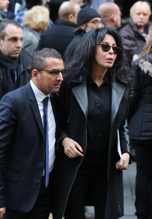 Sid Rouis et Yamina Benguigui quittant les obsèques de Kate Barry en l'église Saint-Roch à Paris le 19 décembre 2013
