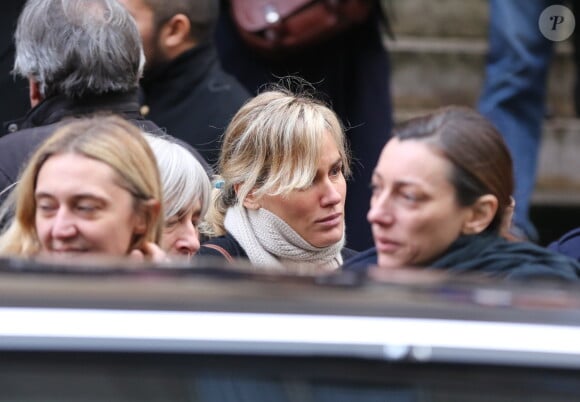 Judith Godrèche quittant les obsèques de Kate Barry en l'église Saint-Roch à Paris le 19 décembre 2013