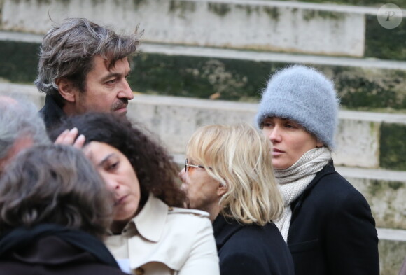 Judith Godrèche et Bulle Ogier quittant les obsèques de Kate Barry en l'église Saint-Roch à Paris le 19 décembre 2013