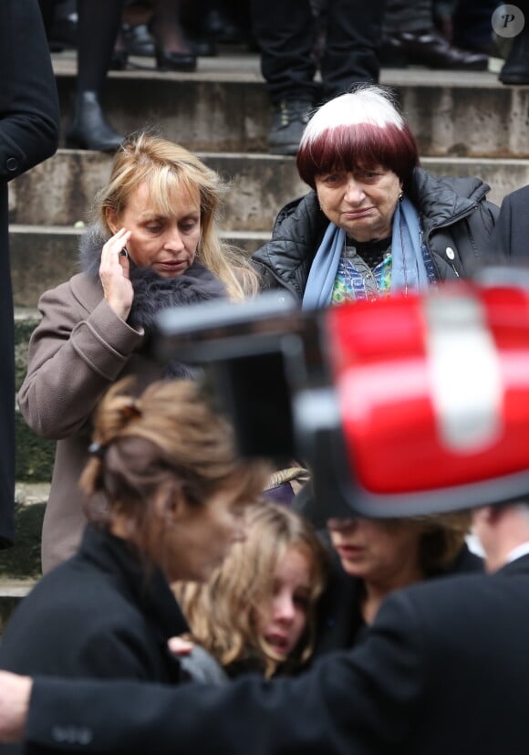 Rosalie Varda et sa mère Agnes Varda quittant les obsèques de Kate Barry en l'église Saint-Roch à Paris le 19 décembre 2013