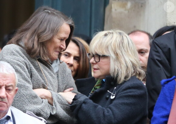 France Gall quittant les obsèques de Kate Barry en l'église Saint-Roch à Paris le 19 décembre 2013