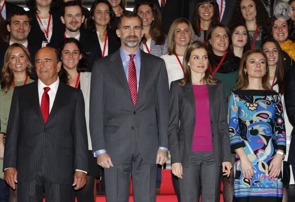 Le prince Felipe et la princesse Letizia d'Espagne lors de la ceremonie d'attribution des bourses ''Santander - CRUE - CEPYME'' au siège du groupe Santander, à Madrid, le 19 décembre 2013