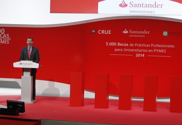 Le prince Felipe et la princesse Letizia d'Espagne lors de la ceremonie d'attribution des bourses ''Santander - CRUE - CEPYME'' au siège du groupe Santander, à Madrid, le 19 décembre 2013