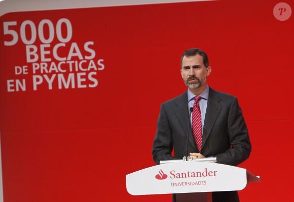 Le prince Felipe et la princesse Letizia d'Espagne lors de la ceremonie d'attribution des bourses ''Santander - CRUE - CEPYME'' au siège du groupe Santander, à Madrid, le 19 décembre 2013