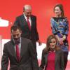 Le prince Felipe et la princesse Letizia d'Espagne lors de la ceremonie d'attribution des bourses ''Santander - CRUE - CEPYME'' au siège du groupe Santander, à Madrid, le 19 décembre 2013