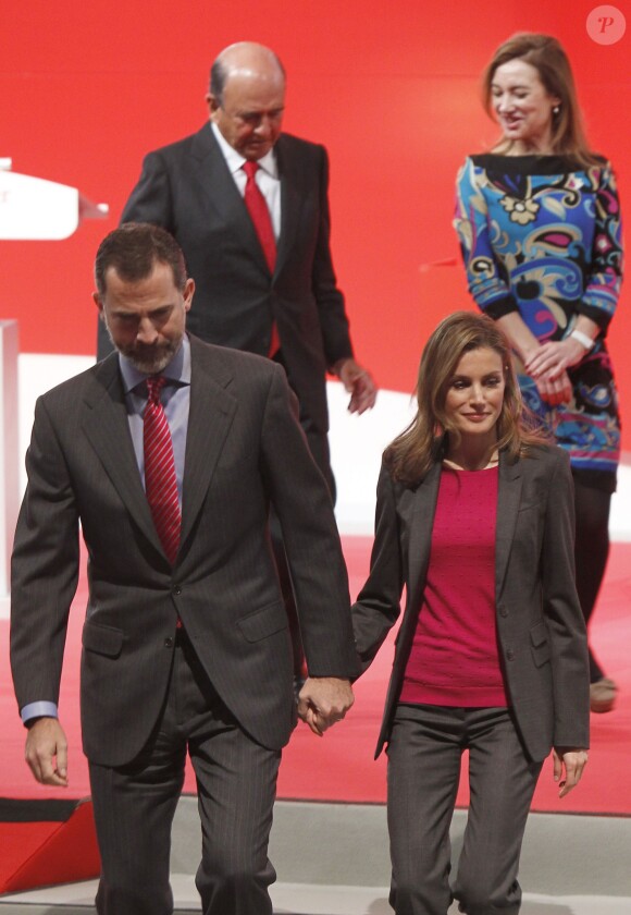 Le prince Felipe et la princesse Letizia d'Espagne lors de la ceremonie d'attribution des bourses ''Santander - CRUE - CEPYME'' au siège du groupe Santander, à Madrid, le 19 décembre 2013