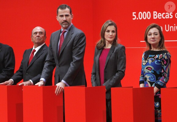 Le prince Felipe et la princesse Letizia d'Espagne lors de la ceremonie d'attribution des bourses ''Santander - CRUE - CEPYME'' au siège du groupe Santander, à Madrid, le 19 décembre 2013