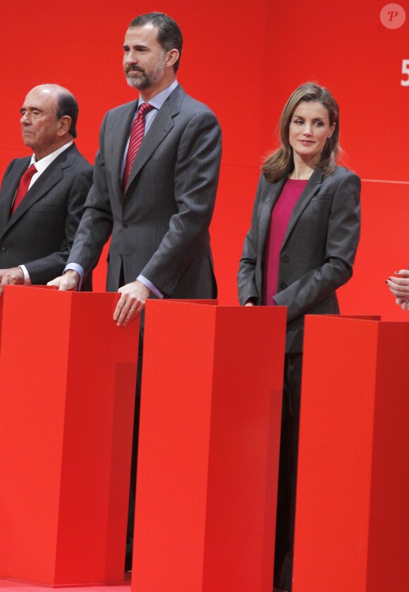 Le prince Felipe et la princesse Letizia d'Espagne lors de la ceremonie d'attribution des bourses ''Santander - CRUE - CEPYME'' au siège du groupe Santander, à Madrid, le 19 décembre 2013
