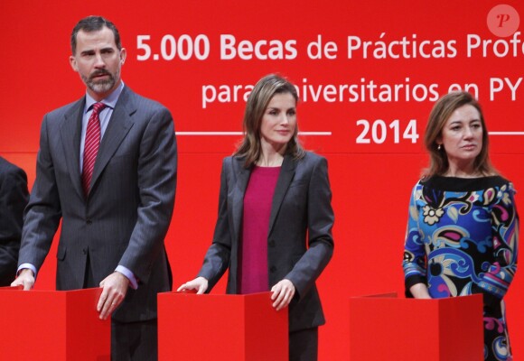 Le prince Felipe et la princesse Letizia d'Espagne lors de la ceremonie d'attribution des bourses ''Santander - CRUE - CEPYME'' au siège du groupe Santander, à Madrid, le 19 décembre 2013