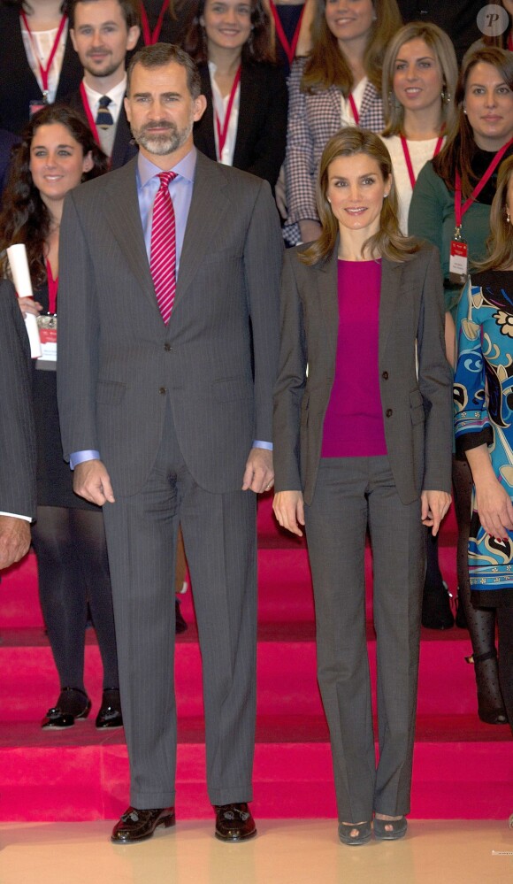 Le prince Felipe et la princesse Letizia d'Espagne lors de la ceremonie d'attribution des bourses ''Santander - CRUE - CEPYME'' au siège du groupe Santander, à Madrid, le 19 décembre 2013