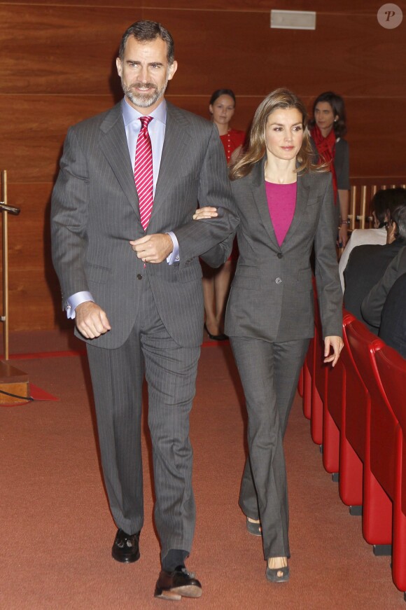 Le prince Felipe et la princesse Letizia d'Espagne lors de la ceremonie d'attribution des bourses ''Santander - CRUE - CEPYME'' au siège du groupe Santander, à Madrid, le 19 décembre 2013
