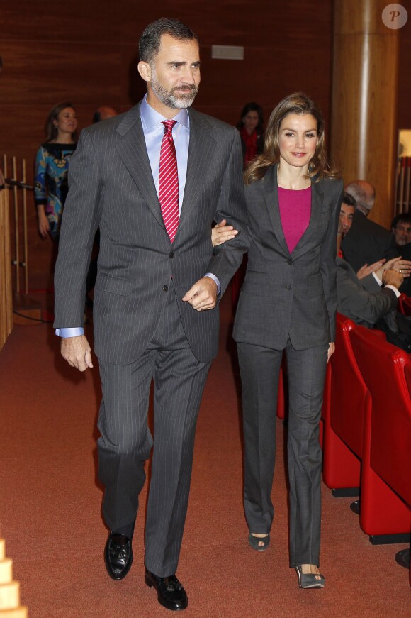 Le prince Felipe et la princesse Letizia d'Espagne lors de la ceremonie d'attribution des bourses ''Santander - CRUE - CEPYME'' au siège du groupe Santander, à Madrid, le 19 décembre 2013
