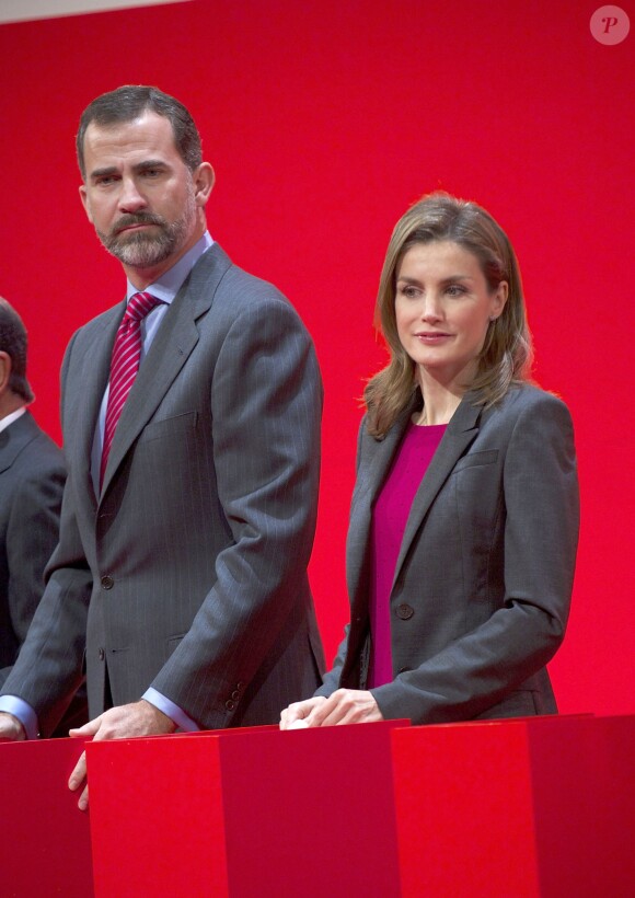 Le prince Felipe et la princesse Letizia d'Espagne lors de la ceremonie d'attribution des bourses ''Santander - CRUE - CEPYME'' au siège du groupe Santander, à Madrid, le 19 décembre 2013