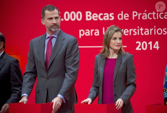 Le prince Felipe et la princesse Letizia d'Espagne lors de la ceremonie d'attribution des bourses ''Santander - CRUE - CEPYME'' au siège du groupe Santander, à Madrid, le 19 décembre 2013