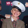 L'animatrice Ellen DeGeneres apporte son soutien à la "Duracell Toys for Tots initiative Power A Smile" à Van Nuys, le 22 novembre 2013