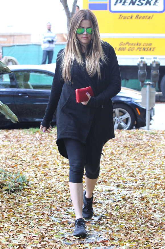 Khloé Kardashian en pleine séance shopping à Beverly Hills. Le 19 décembre 2013.