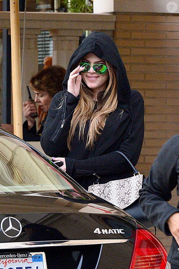 Khloé Kardashian, surprise à la sortie du centre commercial Barneys New York à Beverly Hills, le 19 décembre 2013.
