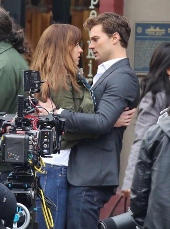 Jamie Dornan et Dakota Johnson se rapprochent sur le tournage du film Fifty Shades of Grey à Vancouver, le 19 décembre 2013.