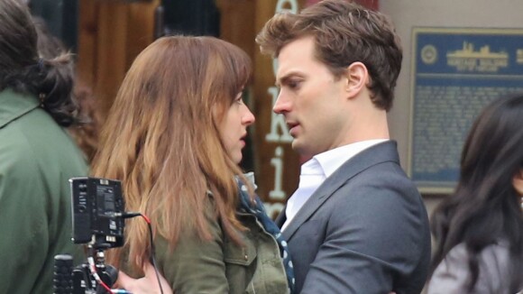 Fifty Shades of Grey : Jamie Dornan et Dakota Johnson tentés par un baiser...
