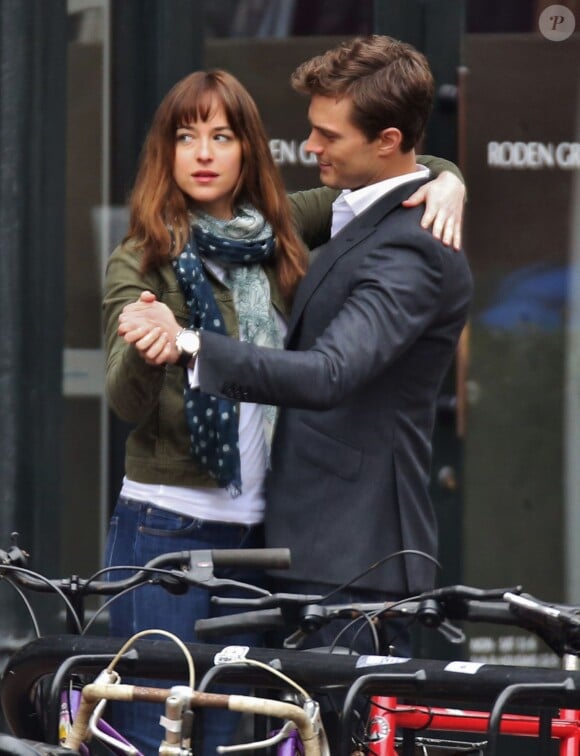 Jamie Dornan et Dakota Johnson dansent sur le tournage du film Fifty Shades of Grey à Vancouver, le 19 décembre 2013.