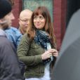 Dakota Johnson rieuse sur le tournage du film Fifty Shades of Grey à Vancouver, le 19 décembre 2013.