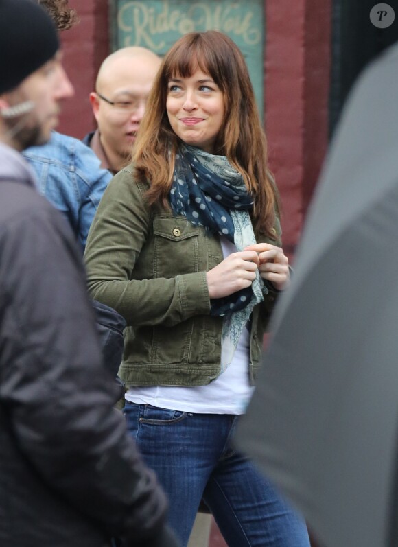 Dakota Johnson rieuse sur le tournage du film Fifty Shades of Grey à Vancouver, le 19 décembre 2013.