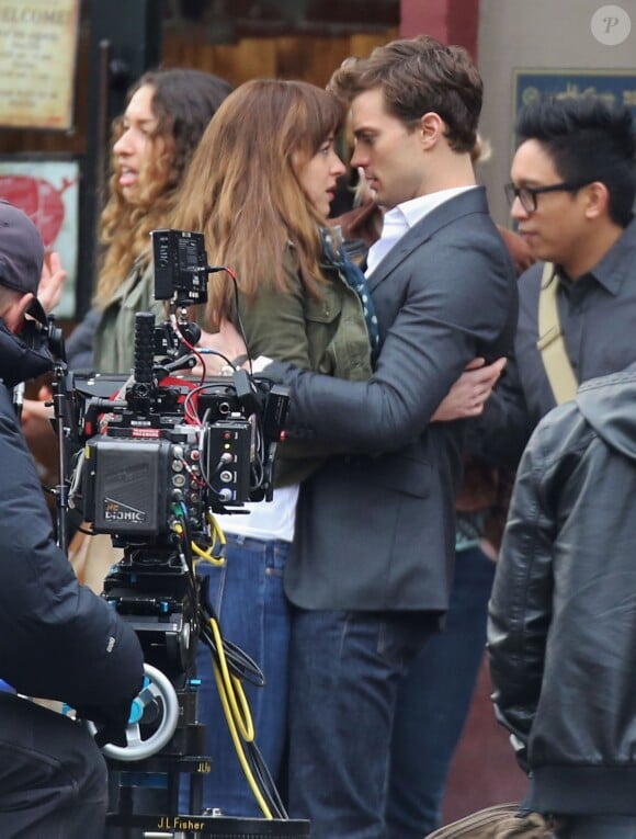 Jamie Dornan et Dakota Johnson prêts pour un baiser sur le tournage du film Fifty Shades of Grey à Vancouver, le 19 décembre 2013.