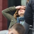 Dakota Johnson se détend sur le tournage du film Fifty Shades of Grey à Vancouver, le 19 décembre 2013.