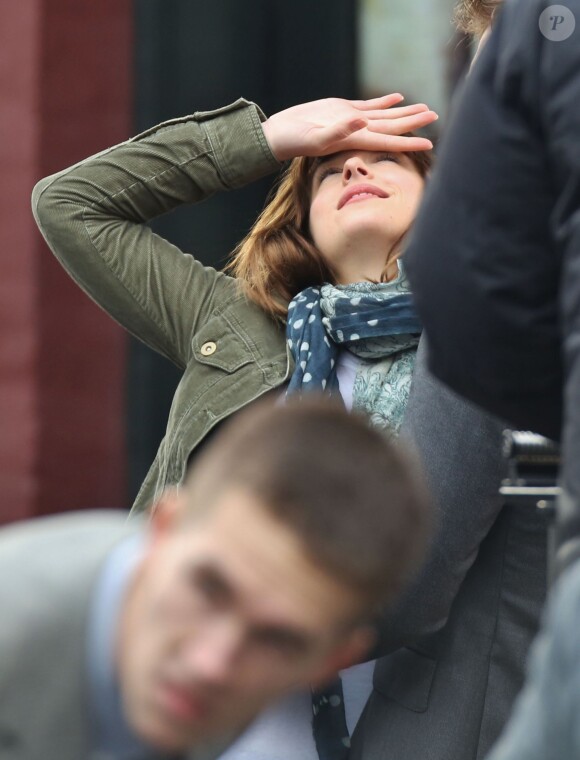 Dakota Johnson se détend sur le tournage du film Fifty Shades of Grey à Vancouver, le 19 décembre 2013.