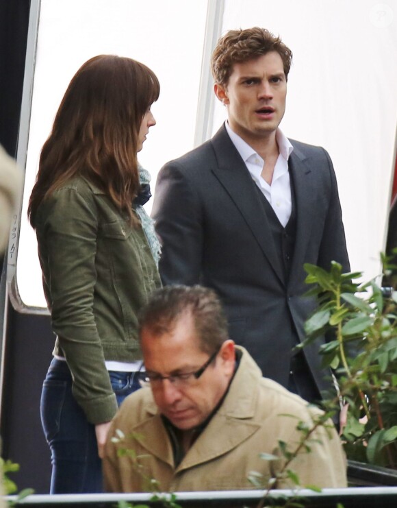 Jamie Dornan et Dakota Johnson en action sur le tournage du film Fifty Shades of Grey à Vancouver, le 19 décembre 2013.