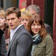 Jamie Dornan en Christian Grey et Dakota Johnson en Anastasia sur le tournage du film Fifty Shades of Grey à Vancouver, le 19 décembre 2013.