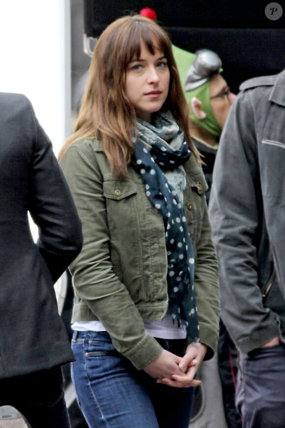 Dakota Johnson sur le tournage du film Fifty Shades of Grey à Vancouver, le 19 décembre 2013.