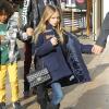Leni, 9 ans, fait tout comme sa maman Heidi Klum et ne lâche plus son sac de luxe signé Chanel ! Ici, lors d'une virée à Los Angeles, le 21 decembre 2013