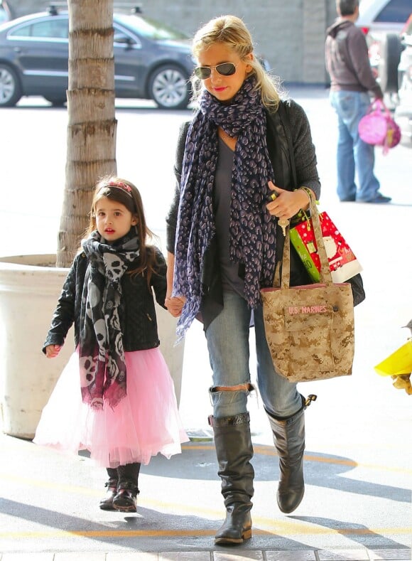 Sarah Michelle Gellar et sa fille Charlotte en route pour le cours de danse de la petite à Los Angeles, le 21 décembre 2013