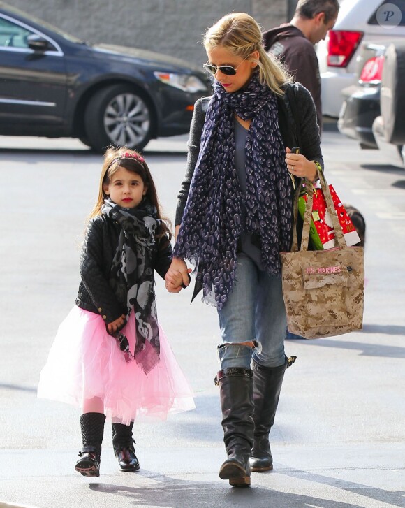 Sarah Michelle Gellar emmène sa fille Charlotte, une danseuse rock'n'roll, à son cours de danse à Los Angeles, le 21 décembre 2013