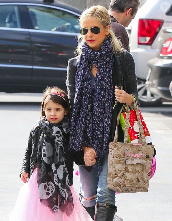 Sarah Michelle Gellar et sa fille Charlotte : même lipstick, telle mère telle fille ! (Los Angeles, le 21 décembre 2013)