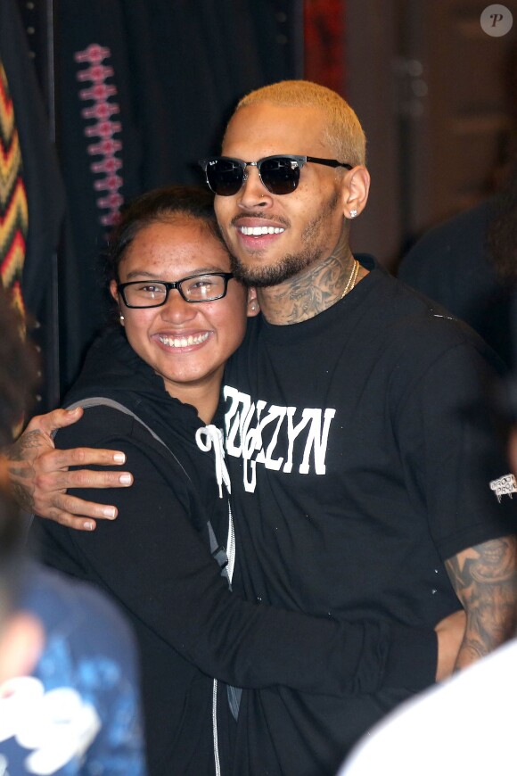 Chris Brown, souriant et joueur, pose pour ses fans venus déposer des jouets lors de l'événement XMas Toy Drive, co-organisé par la boutique de street et skatewear Brooklyn Projets. West Hollywood, le 22 décembre 2013.