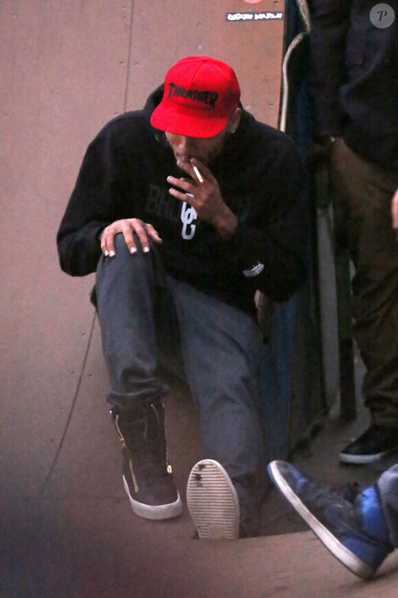 Chris Brown surpris en pleine pause cigarette lors de l'événement caritatif XMas Toy Drive à West Hollywood. Le 22 décembre 2013.