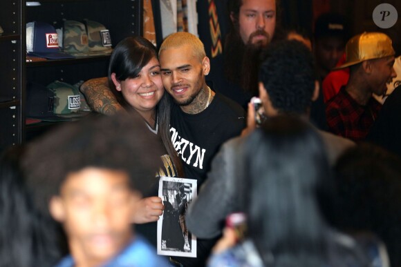 Chris Brown, souriant et joueur, pose pour ses fans venus déposer des jouets lors de l'événement XMas Toy Drive, co-organisé par la boutique de street et skatewear Brooklyn Projets. West Hollywood, le 22 décembre 2013.