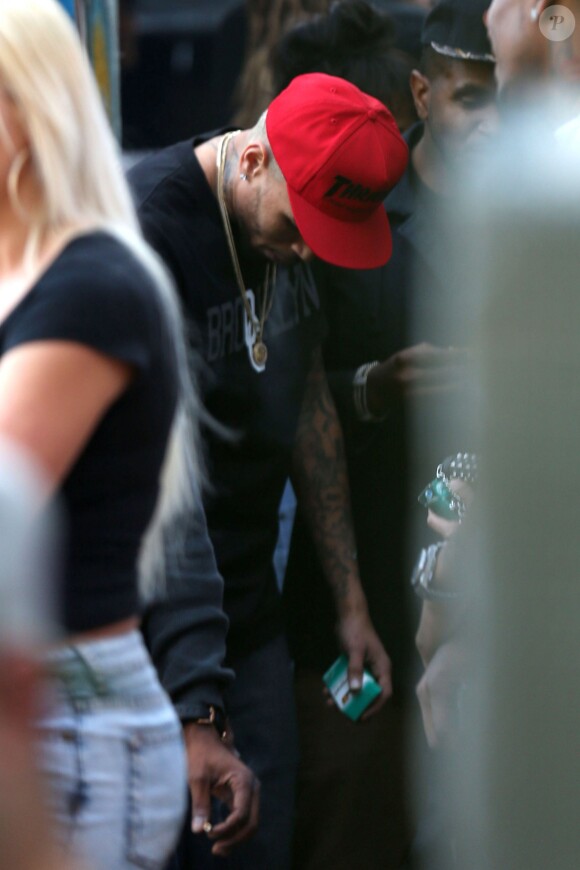 Chris Brown surpris en pleine pause cigarette lors de l'événement caritatif XMas Toy Drive à West Hollywood. Le 22 décembre 2013.