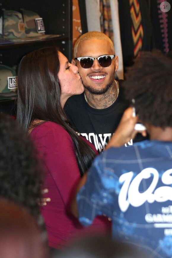 Chris Brown, souriant et joueur, pose pour ses fans venus déposer des jouets lors de l'événement XMas Toy Drive, co-organisé par la boutique de street et skatewear Brooklyn Projets. West Hollywood, le 22 décembre 2013.