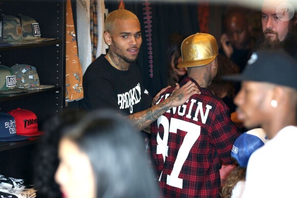 Chris Brown et son ami rappeur Tyga assistent à l'événement XMas Toy Drive à West Hollywood. Le 22 décembre 2013.