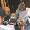 Chris Brown, souriant et joueur, pose pour ses fans venus déposer des jouets lors de l'événement XMas Toy Drive, co-organisé par la boutique de street et skatewear Brooklyn Projets. West Hollywood, le 22 décembre 2013.