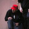 Chris Brown surpris en pleine pause cigarette lors de l'événement caritatif XMas Toy Drive à West Hollywood. Le 22 décembre 2013.