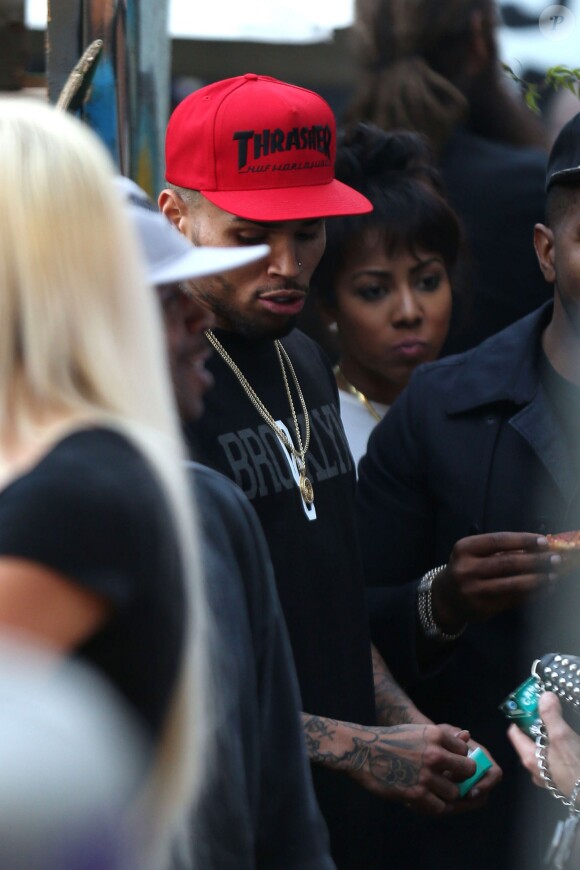 Chris Brown surpris en pleine pause cigarette lors de l'événement caritatif XMas Toy Drive à West Hollywood. Le 22 décembre 2013.