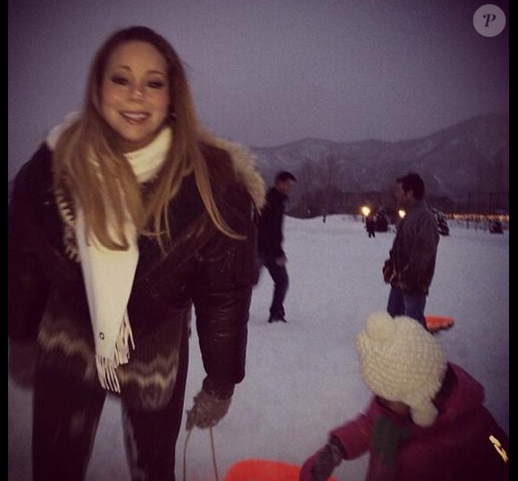 Mariah Carey fait de la luge à Aspen avec sa fille Monroe, le 23 décembre 2013.
