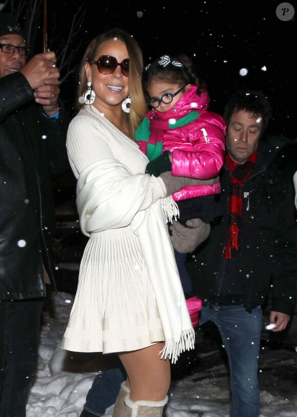 La chanteuse Mariah Carey et ses jumeaux Monroe et Moroccan Cannon font du shopping sous la neige pendant leur séjour à Aspen, dans le Colorado, le 20 décembre 2013.