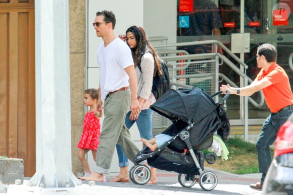 Matthew McConaughey, sa femme Camila Alves et leurs enfants Levi, Vida et Livingston se baladent à Belo Horizonte, Brésil, le 23 décembre 2013.