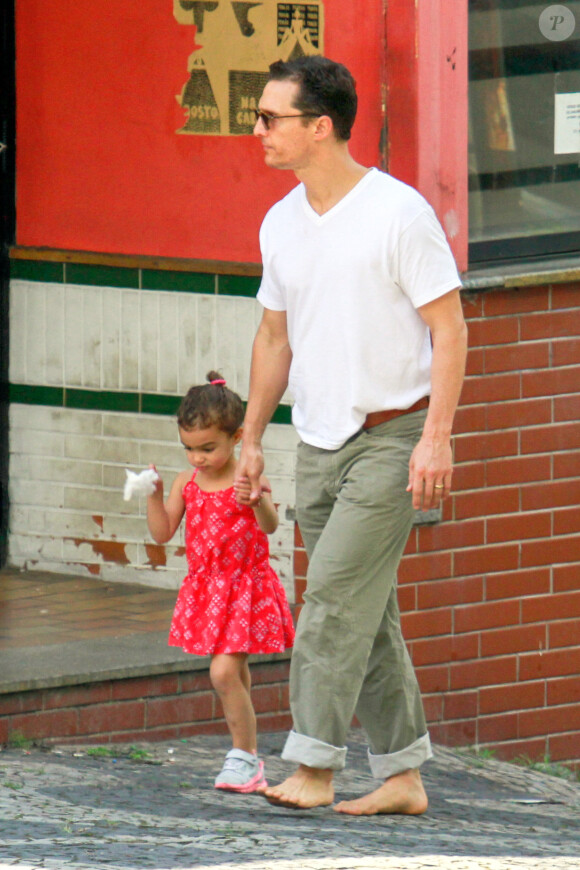Vida et son papa - Matthew McConaughey, sa femme Camila Alves et leurs enfants Levi, Vida et Livingston se baladent à Belo Horizonte, Brésil, le 23 décembre 2013.