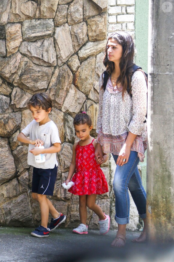 Levi, Vida et leur mère - Matthew McConaughey, sa femme Camila Alves et leurs enfants Levi, Vida et Livingston se baladent à Belo Horizonte, Brésil, le 23 décembre 2013.